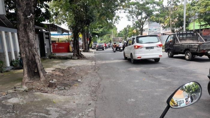 Kondisi lalu lintas di Jalan Soekarno Hatta, Kota Semarang pada siang hari.