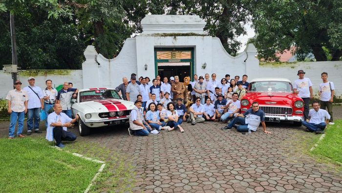 Rombongan touring PPMKI DKI disambut di Kraton Kacirebonan oleh Sultan dan Permaisuri.