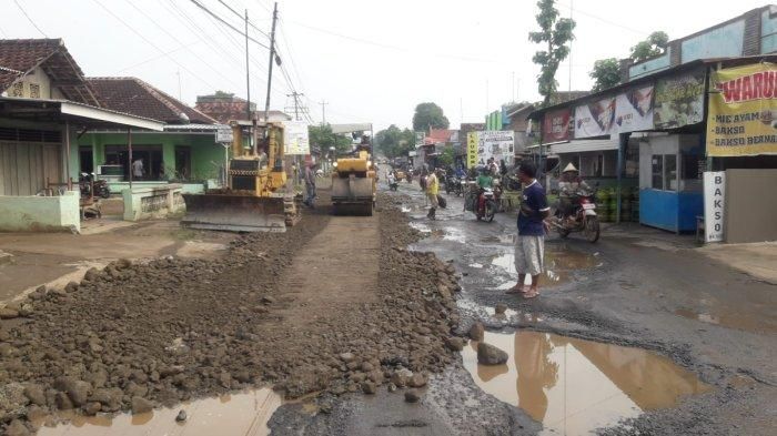 Perbaikan Jalan Pati-Tlogowungu yang dilakukan setelah terjadi kecelakaan truk oleng.