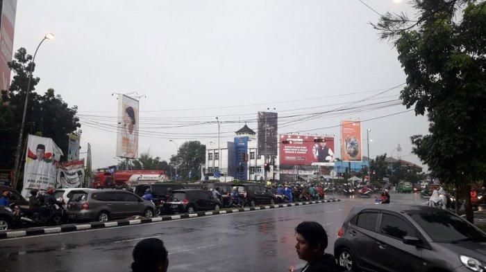 Mobil dan motor yang menunggu lampu merah Kiaracondong kota Bandung yang dijuluki penguji iman sampai perenggut masa muda