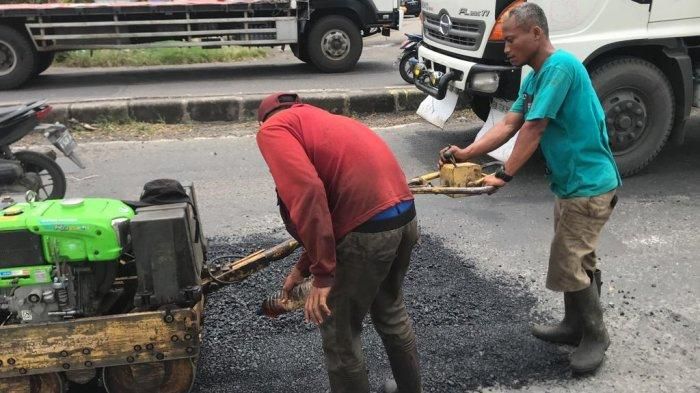 Proses penambalan lubang di Jalan Pantura Semarang-Demak, pada Rabu (01/02/2023).