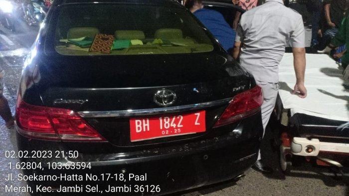 Toyota Camry pelat merah BH 1842 Z hancur kecelakaan, dalam kabin berisi penumpang wanita tanpa busana di Jambi