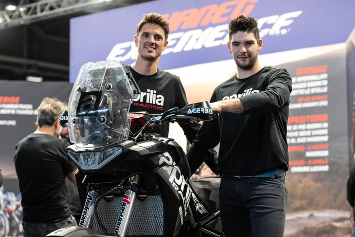 Jacopo Cerutti (kiri) dan Francesco Montanari (kanan), duet pembalap yang akan turun Reli Dakar 2024 menggunakan  Aprlia Tuareg 660 spek pabrikan.
