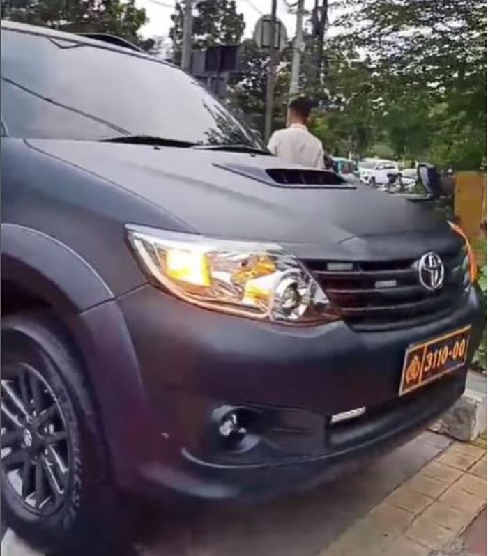 Toyota Fortuner berpelat dinas Polisi 3110-00 terobos lampu merah dan tabrak pengendara motor di Pulogadung, Jakarta Timur