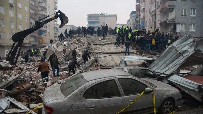 Mobil yang rusak akibat gempa di Turki.
