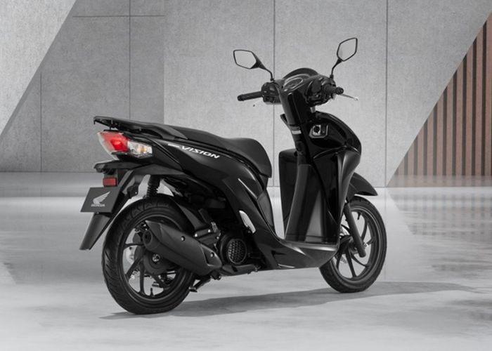 Honda Vision punya desain mirip Spacy, bagasinya luas tapi lampu belakang mirip Honda Vario 150 lawas.