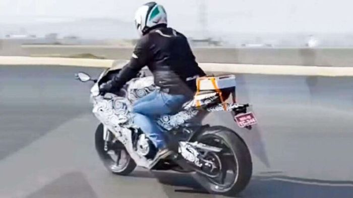 Tampak samping motor baru Aprilia