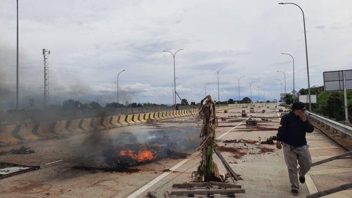 Akses Jalan Tol Jatikarya jadi lumpuh, akibat aksi unjuk rasa dari warga sekitar, Rabu (08/02/2023).