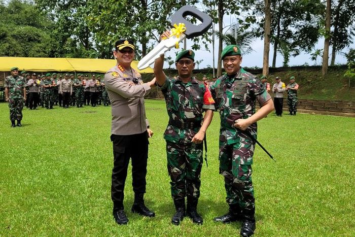 Serda Gunawan, Anggota Babinsa Koramil 10/Sumpiuh, Banyumas, Jateng diberi motor sebagai penghargaan tangkap maling mobil buronan Polda Jateng