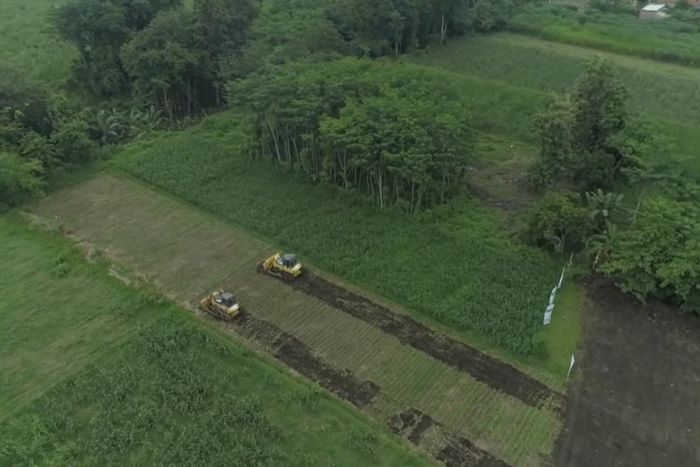 Proses pengelupasan tanah proyek tol Probolinggo-Banyuwangi Tahap I (Probolinggo-Besuki)