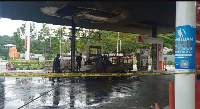 Dampak kebakaran SPBU Pertamina di Toraja Utara, mobil pikap gosong terbakar. Sang sopir selamat.