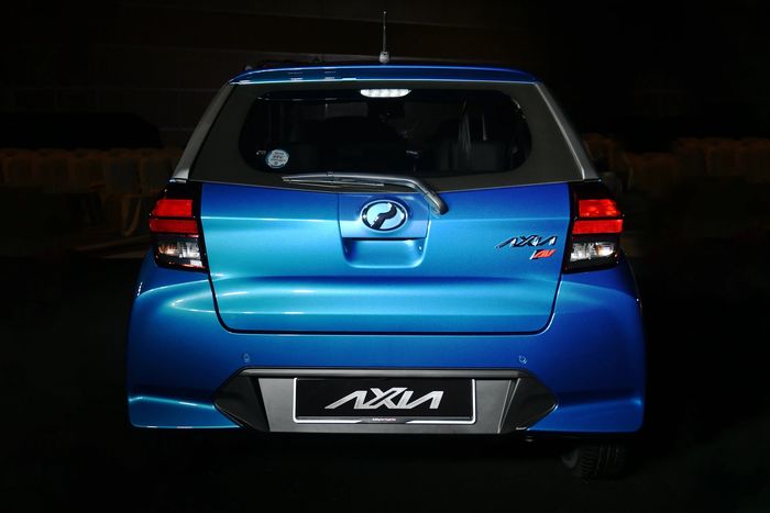 Tampak belakang Perodua Axia generasi terbaru, kembaran Daihatsu Ayla dan Toyota Agya di Indonesia.