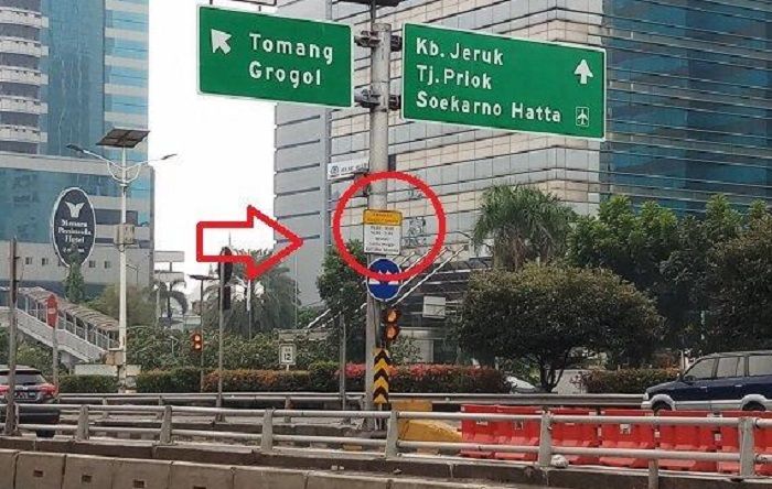 Salah satu pintu keluar tol dalam kota Jakarta yang terimbas ganjil genap