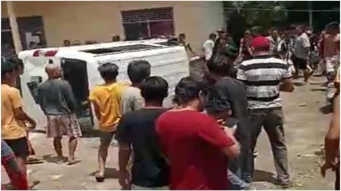 Video kebringasan massa merusak Daihatsu Gran Max milik sales jaket yang difitnah jadi penculik anak di Musi Rawas Utara, Sumatera Selatan