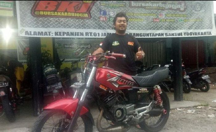 Erik Tanjung, pecinta dan pemilik bengkel spesialis Yamaha RX-King Bursa karbu Jogja.