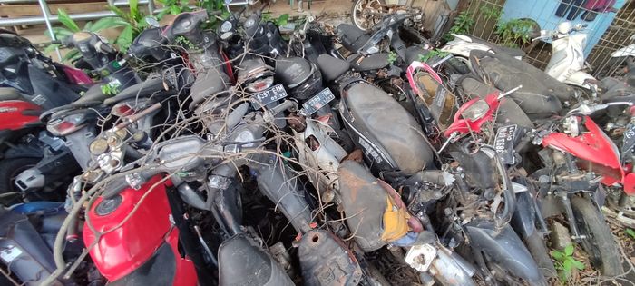 Motor bekas kecelakaan di Satlantas Polres Jakarta Timur