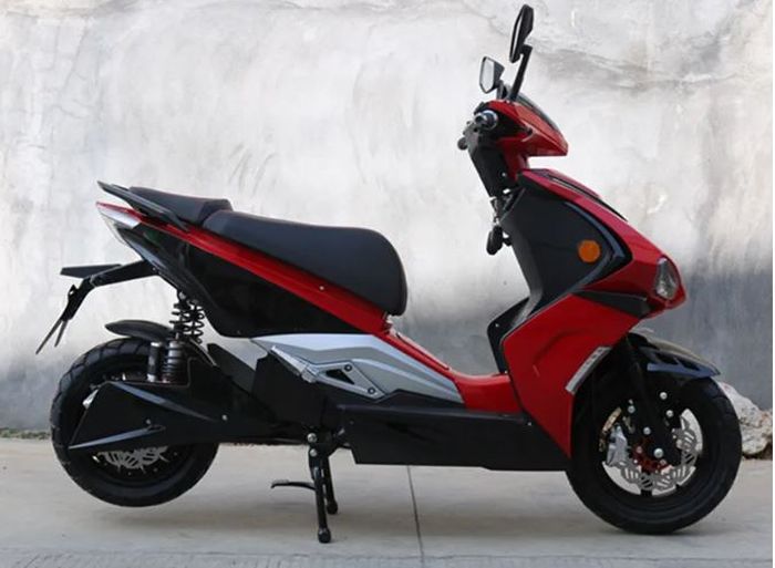 panel bodi silver di dekat dek kaki bikin tampilannya kurang nyambung.