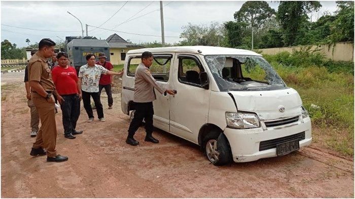 Kondisi akhir Daihatsu Gran Max milik sales jaket asal Garut, Jawa Barat yang diamuk massa di Musi Rawas Utara, Sumatera Selatan karena dituduh sebagai penculik anak