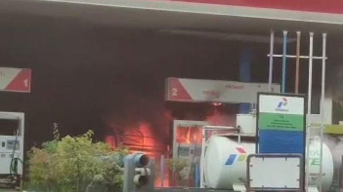 Kondisi saat api membakar SPBU Alang-alang, Toraja Utara, Sulawesi Selatan ketika pengisian ke tangki Daihatsu Gran Max