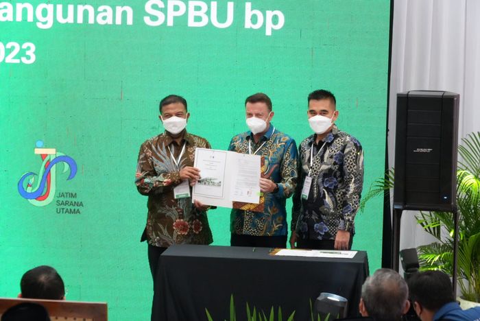 Penandatanganan MoU oleh Peter Molloy (tengah) selaku Presiden Direktur BP-AKR dan H.R. Khoiron selaku Direktur Utama JSU (kiri) di kawasan Ekonomi Khusus Gresik (JIIPE) pada Selasa (07/02/2023) lalu.