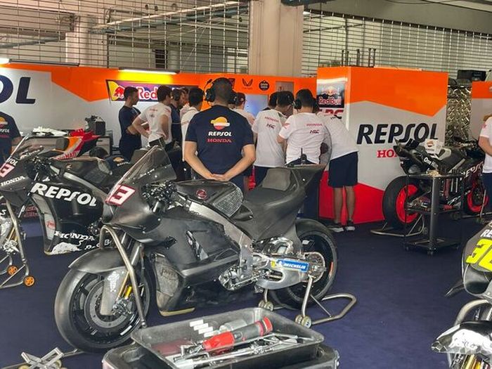 Garasi tim Repsol Honda, ada empat motor buat Marc Marquez