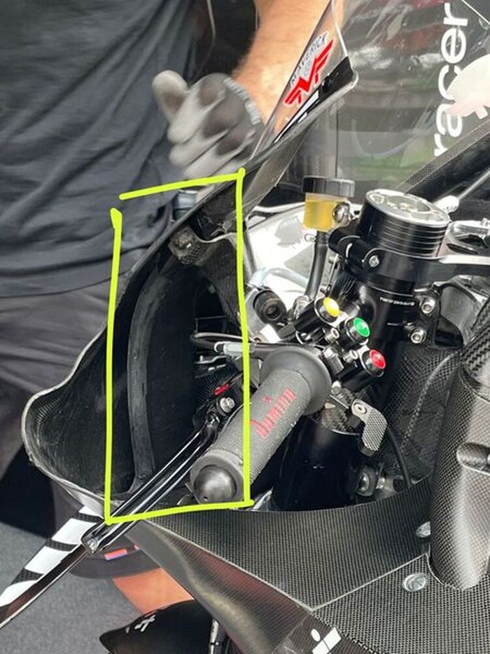 Lubang unik di samping windshield motor Aprilia RS-GP, di baliknya ada semacam saluran angin