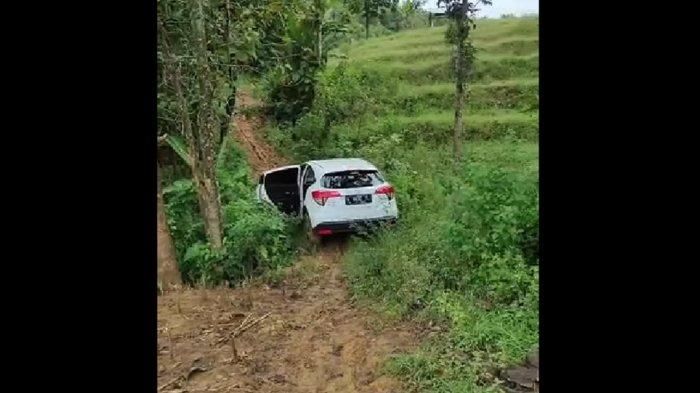 Posisi pertama kalai Honda HR-V putih nopol H 8630 TL ditemukan tersesat di area hutan Pati, Jawa Tengah