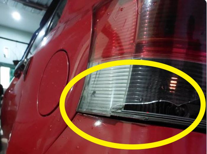 Stoplamp Toyota Yaris pecah diseruduk Singa