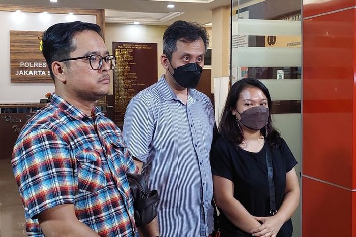Ari Widianto (tengah) pemilik Honda Brio yang dirusak sopir Toyota Fortuner saat pemeriksaan di Polres Jakarta Selatan didampingi pengacaranya Manda Berinandus (kiri)