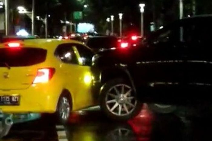 Toyota Fortuner sengaja tabrak Honda Brio di Jl Senopati, Kebayoran Baru, Jakarta Selatan