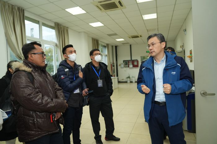 Gu Chuan Shan (jaket biru) Engine Power Leader sedang jelaskan pengembangan mesin Chery 