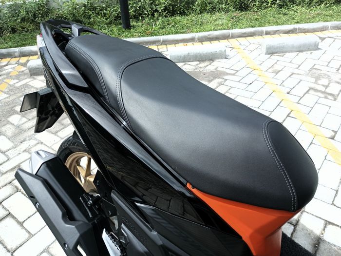 MBtech Carrera melapisi jok, bodi tengah di bawahnya dilabur oranye senada warna dagu