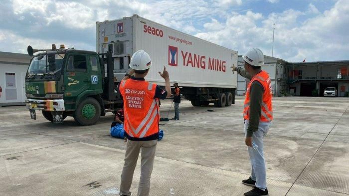 Petugas menerima kedatangan truk kontainer logistik WorldSBK Indonesia 2023 di Sirkuit Mandalika, Sabtu (11/02/2023).  