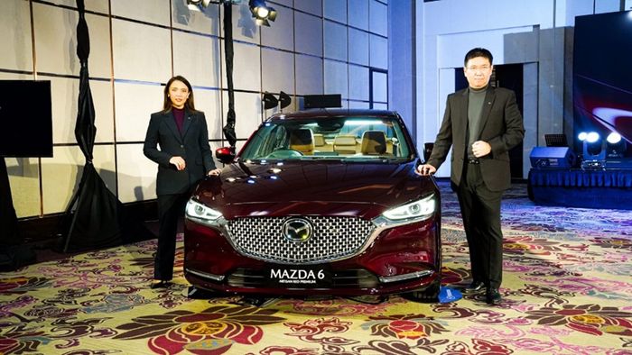Managing Director Ricky Thio dan Marketing and Communications GM Pramita Sari dengan Mazda6 
