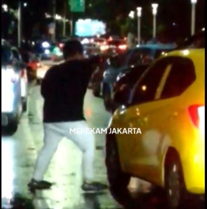 Rekaman video sopir Toyota Fortuner merusak Honda Brio di Jl Senopati, Kebayoran Baru, Jakarta Selatan
