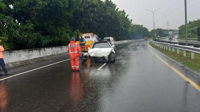 Mercedes-Benz C300 Coupe (C205) nopol H 90 GZ ambayr sejadi-jadinya, tabrak beton pembatas jalan tol Gayamsari Semarang