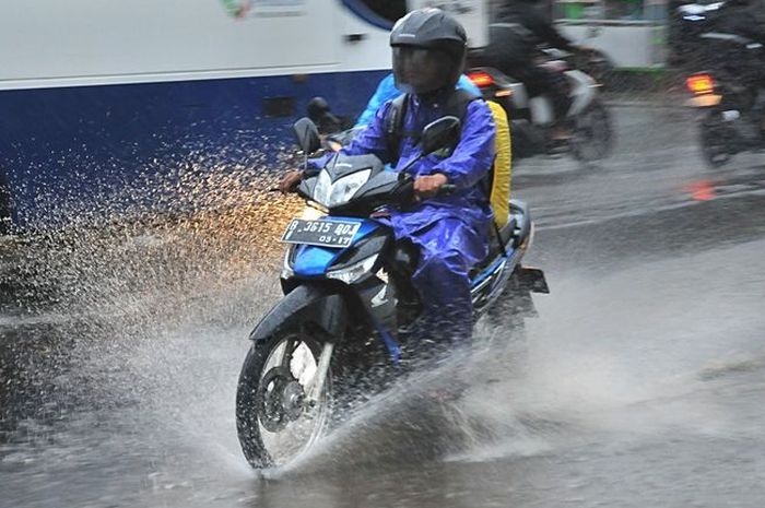 Saat air sudah merata membasahi jalan, rasa licin pada ban motor akan berkurang