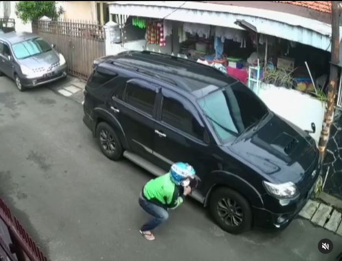 Spion Toyota Fortuner dimaling pria berjaket ojek online di Jl Jeruk Bali, Kebon Jeruk, Jakarta Barat