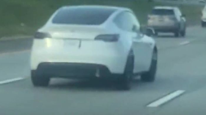 Tesla Model Y yang digunakan pengemudi wanita tadi.