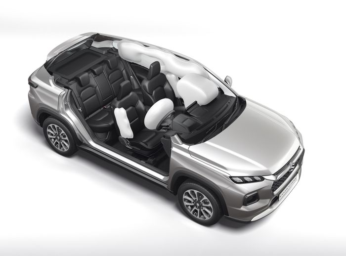 Dilengkapi 6 buah airbag untuk perlindungan maksimal hingga penumpang belakang