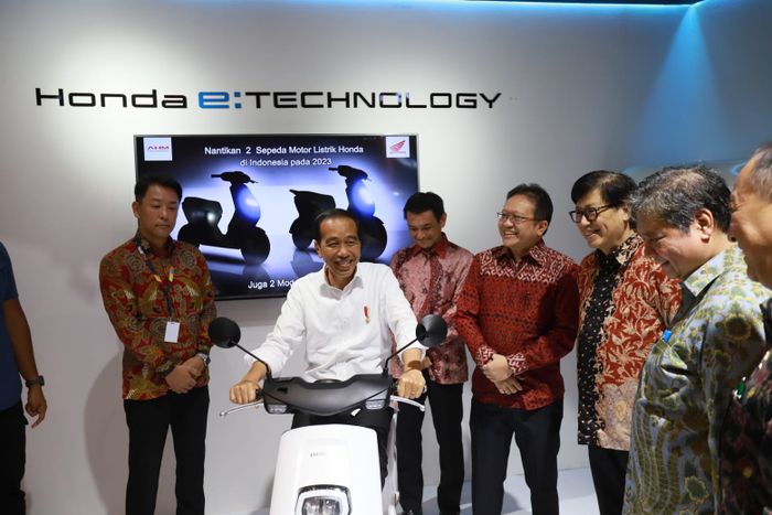 Presiden Jokowi saat duduk di Honda EM1 e