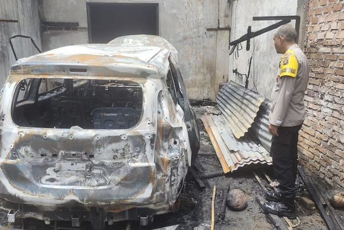 Suzuki Ertiga warga Megang, Lubuklinggau I, kota Lubuklinggau, Sumatera Selatan terbakar misterius di garasi