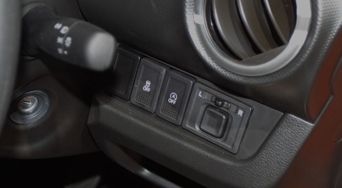 S-Presso varian baru sudah ditambahkan fitur ESP (Electronic Stability Program) dan engine auto start-stop yang tombol pengaturannya ada di dasbos sebelah kanan setir