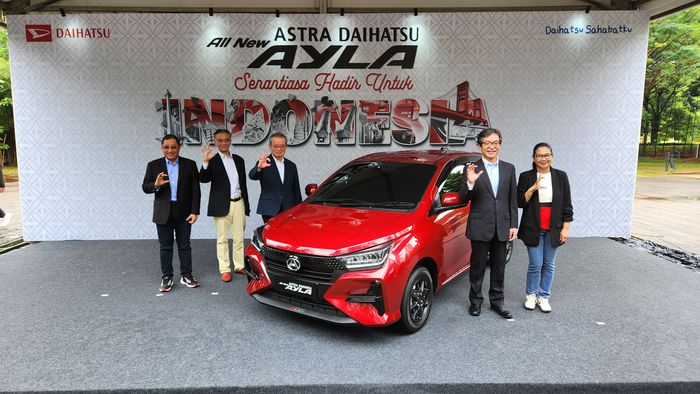 Petinggi Astra Daihatsu Motor dan Daihatsu Motor Company bersama Daihatsu Ayla terbaru.