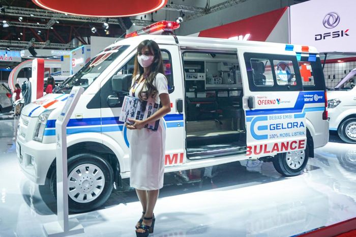 Mobil listrik DFSK Gelora E, ambulance elektrik pertama di Indonesia yang dipamerkan di IIMS 2023.