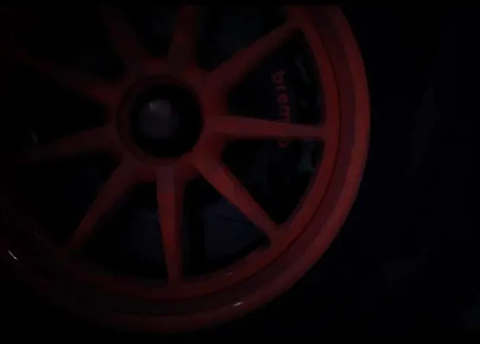 Pelek palang dengan kaliper rem Brembo siap untuk meredam laju 