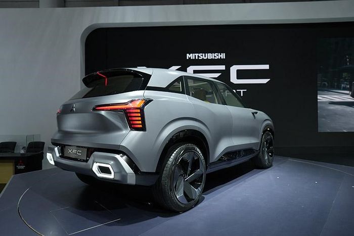 Mitsubishi XFC Concept tampil dengan lampu belakang berbentuk &ldquo;T&rdquo; untuk menciptakan desain yang menonjolkan keluasan dan stabilitas. 