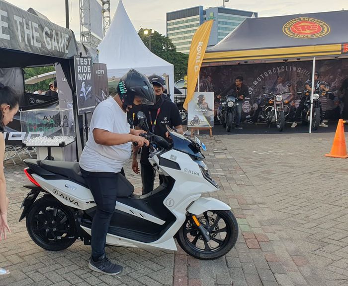 Test ride motor listrik Alva One di IIMS 2023