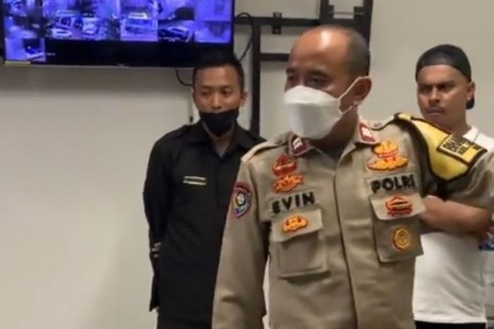 Debt Collector bentak polisi dan rampas mobil selebram Clara Shinta.