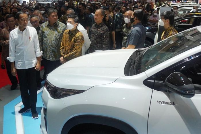 Presiden Jokowi Kunjungi Booth Toyota di Opening Ceremony IIMS 2023-Presiden Joko Widodo didampingi Menteri Koordinator Perekonomian Airlangga Hartarto (ketiga kiri), Menteri Perindustrian Agus Kartasasmita (keempat kanan), Menteri Perdagangan Zulkifli Hasan (kedua kiri), Presiden Direktur PT Toyota